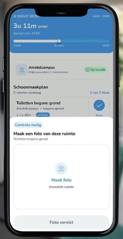 De CleanOnes-app op een telefoon met een lopende schoonmaakdienst