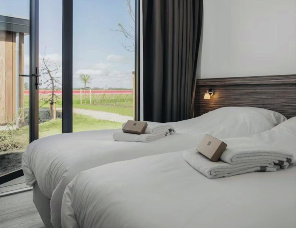 Schone hotelkamer met opgemaakte bedden en verse handdoeken