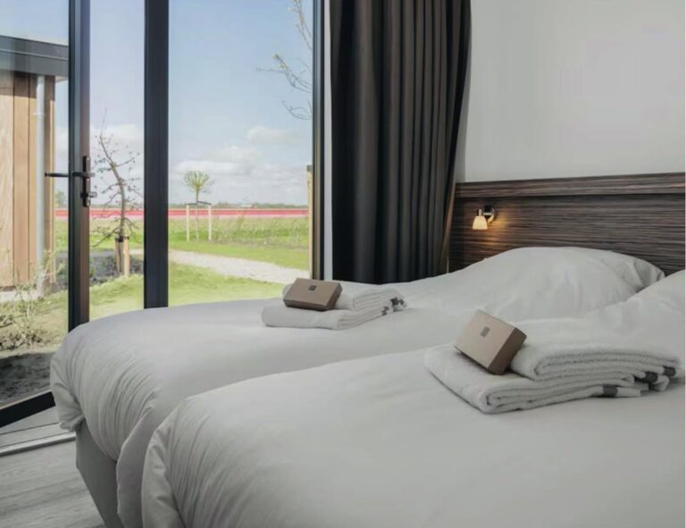 Schone hotelkamer met opgemaakte bedden en verse handdoeken